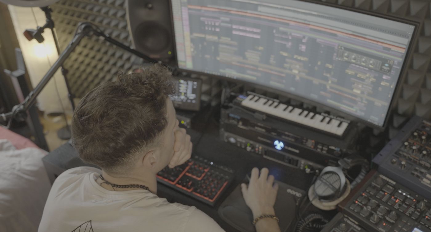Guillaume au travail dans son studio à Lyon